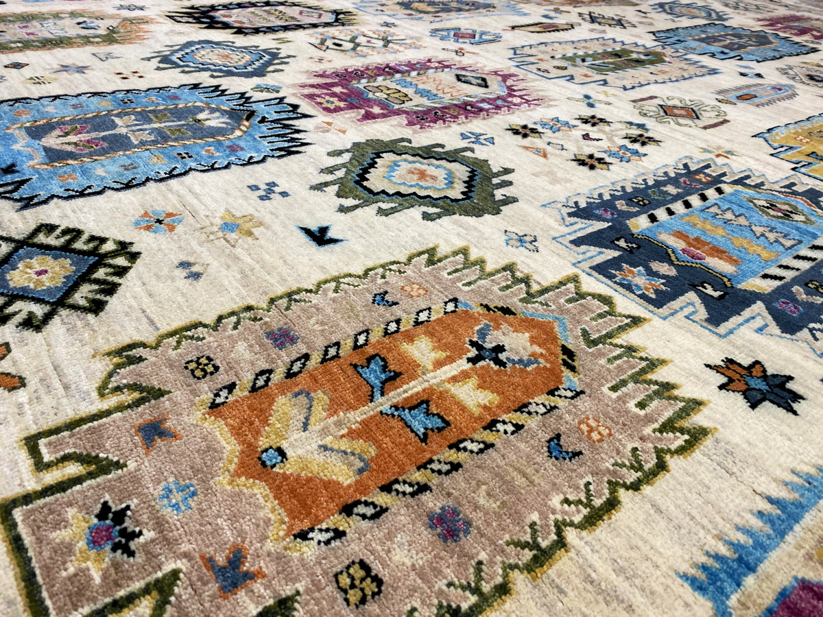 Nahansicht vom Teppich: dichtes Ornamentmuster in Beige, Blau, Grün und Lila