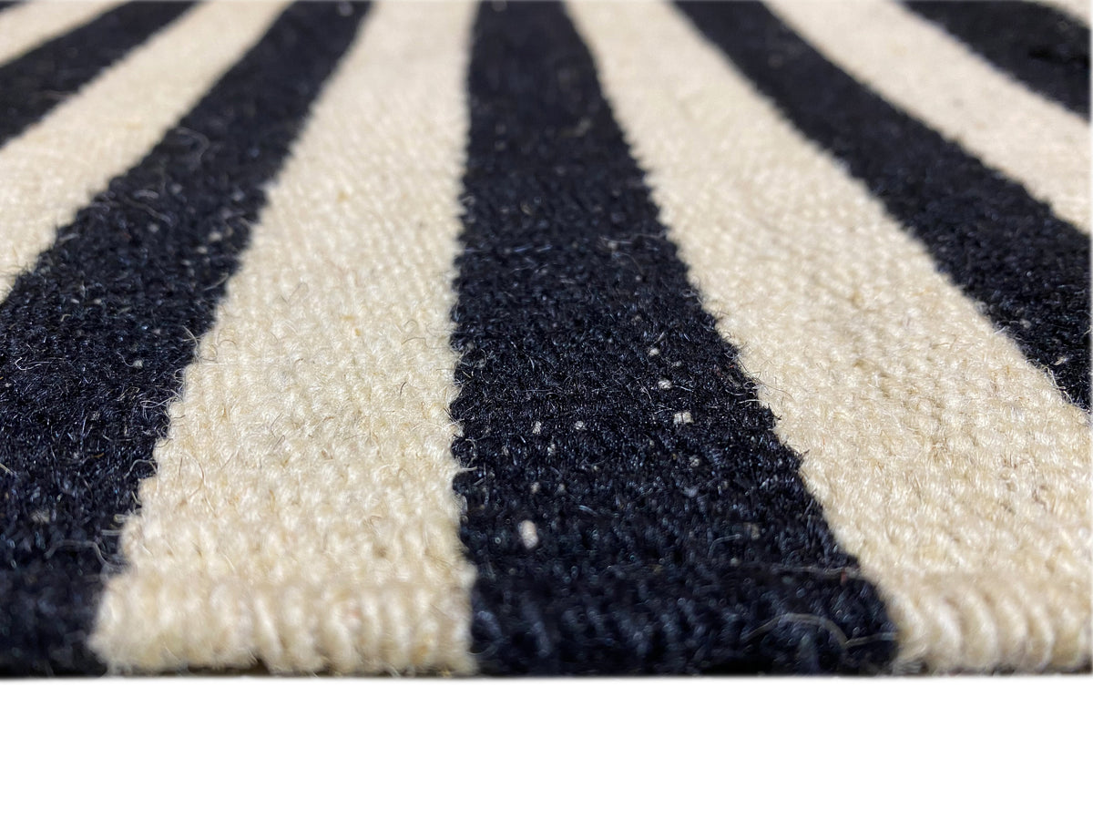 Detailansicht: Kelim-Teppich mit breiten Streifen in Dunkelblau, Creme und hellem Grau