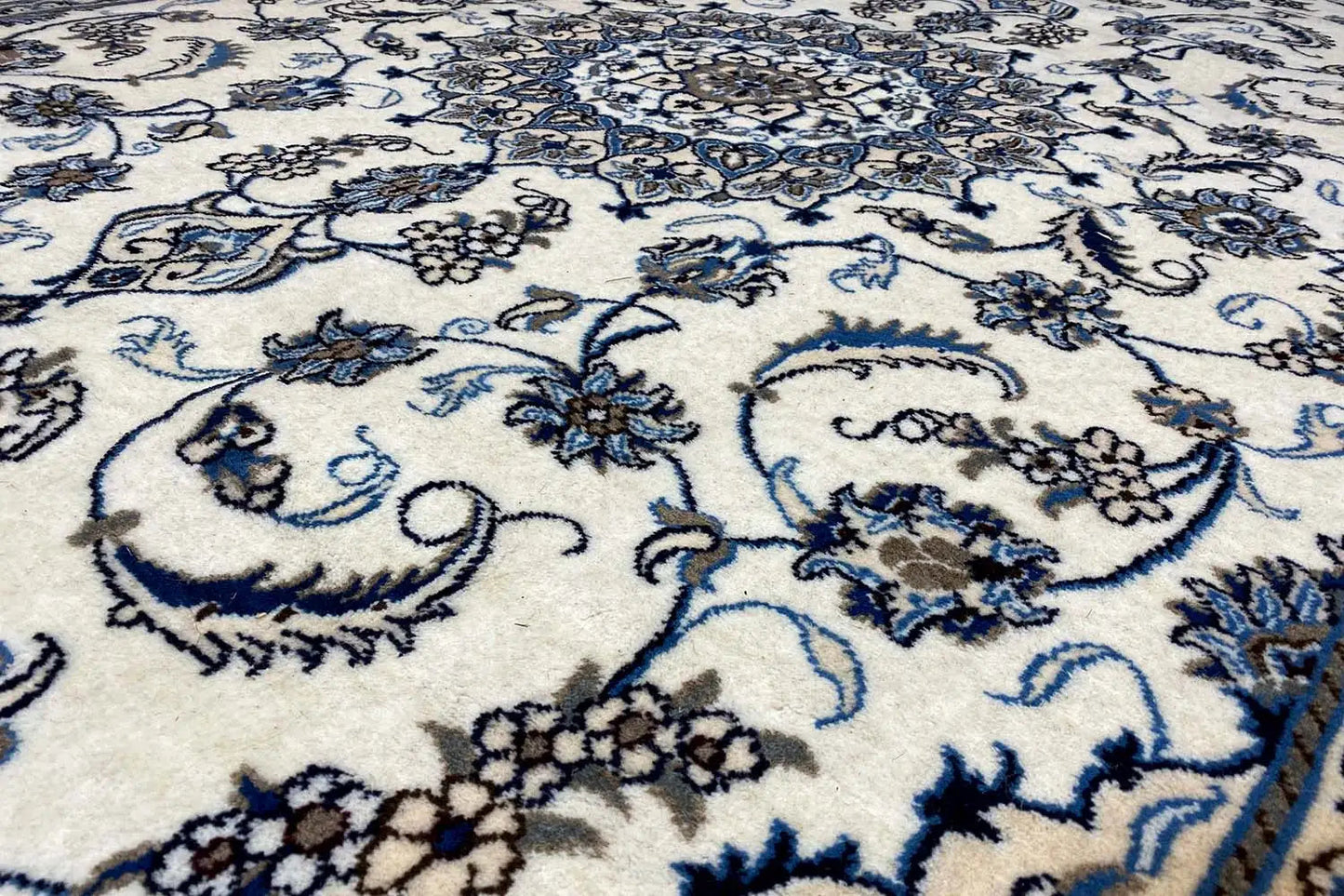 Nain (290x197cm) - German Carpet Shop