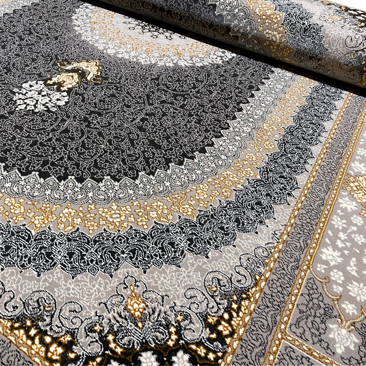 Hochwertiger Teppich in Grau-Silber im traditionellen Muster für elegante Einrichtung