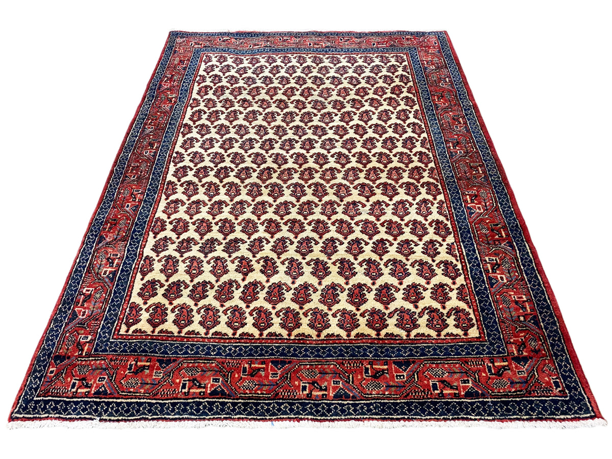Tapis avec bordure et frise à motifs ; fond crème avec des touches de rouge et de bleu