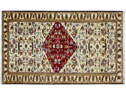 Tapis baloutche à larges bordures, médaillon rouge sur fond crème
