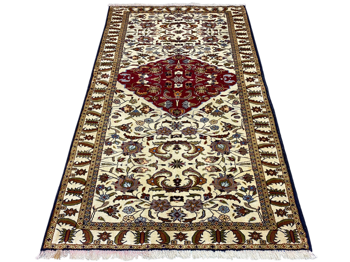 Tapis baloutche au style vintage, crème et rouge avec une frise décorative dorée