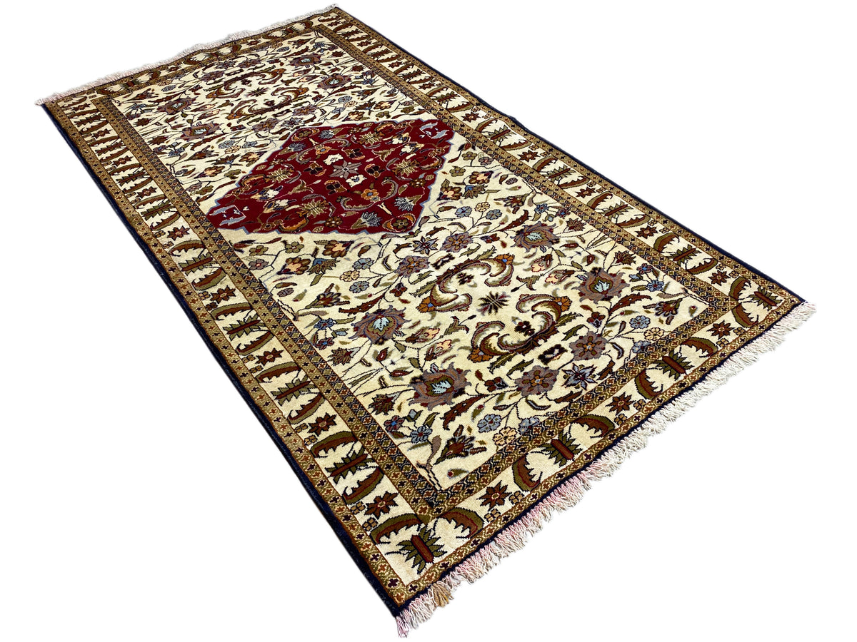 Tapis baloutche à franges, motif ornemental crème et centre rouge