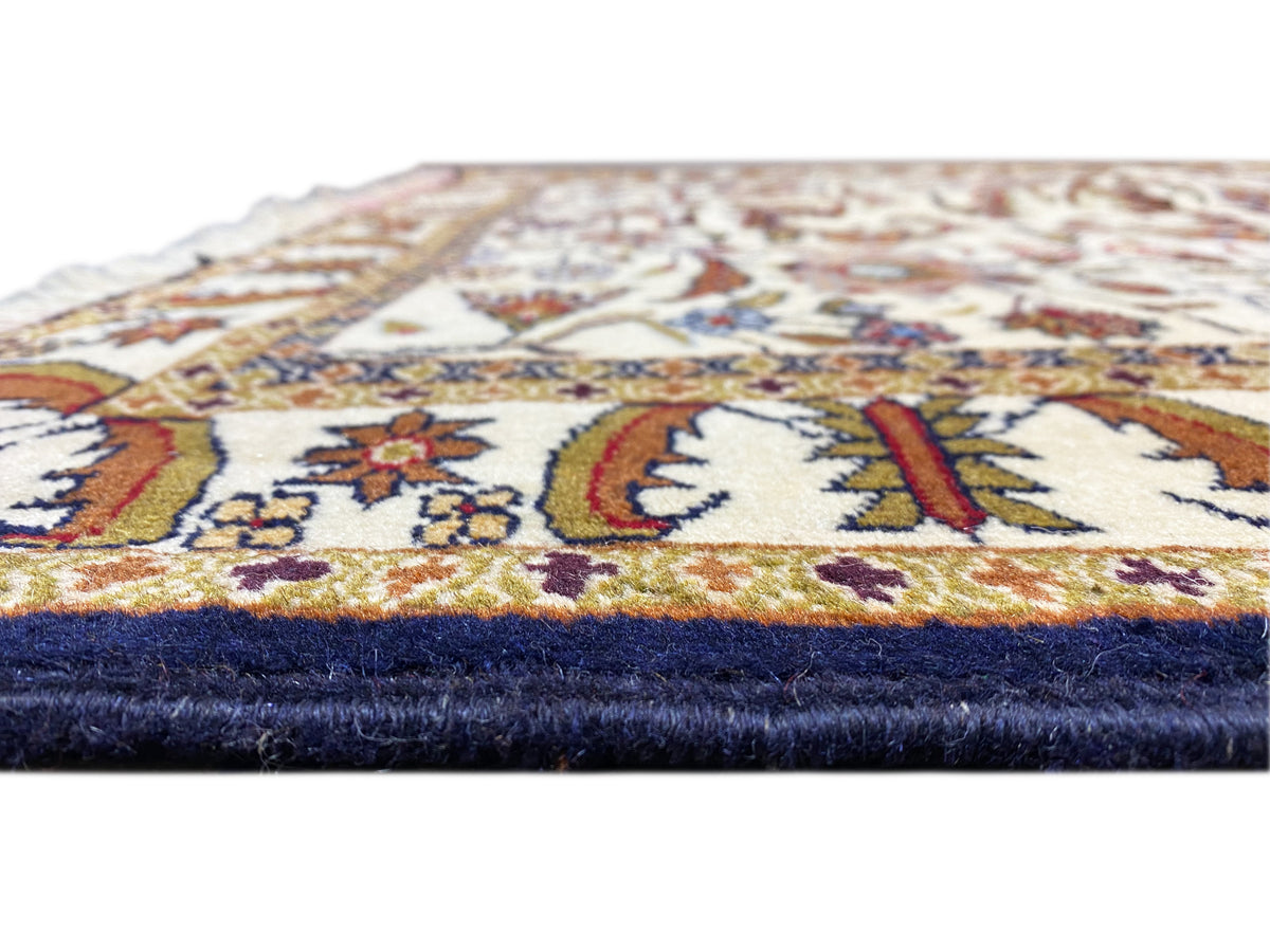 Coin de tapis baloutche à franges, velours crème et bord inférieur bleu foncé