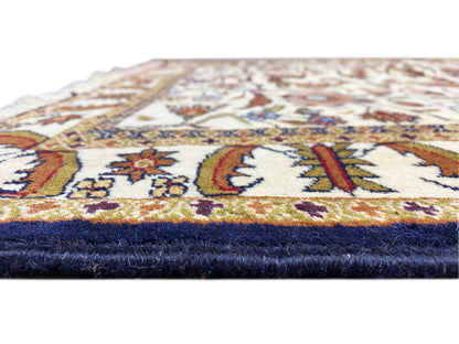 Coin de tapis baloutche à franges, velours crème et bord inférieur bleu foncé