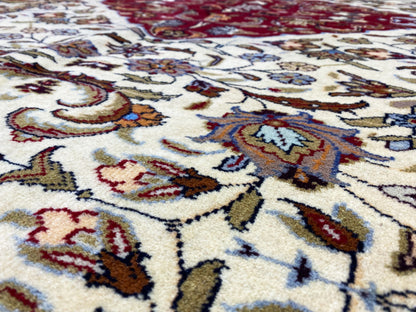 Détail d’un tapis baloutche, motifs en crème, rouge et bleu