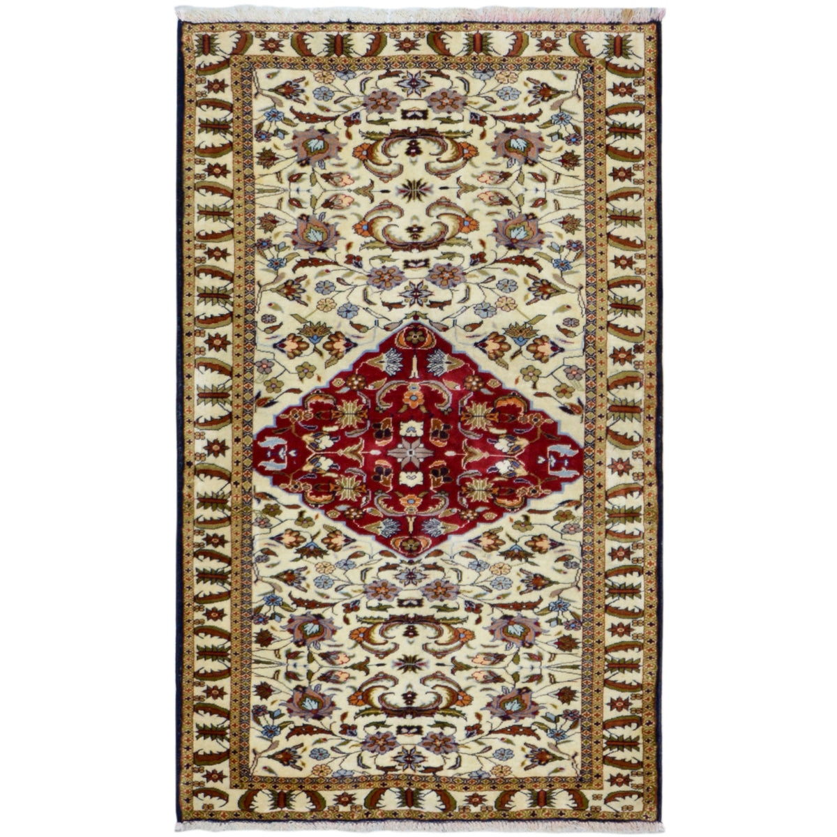 Tapis baloutche à motif oriental, couleur crème avec médaillon central rouge