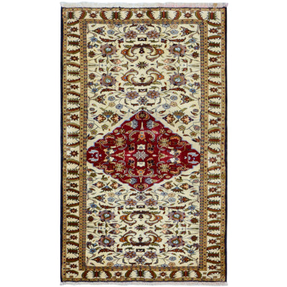 Tapis baloutche à motif oriental, couleur crème avec médaillon central rouge