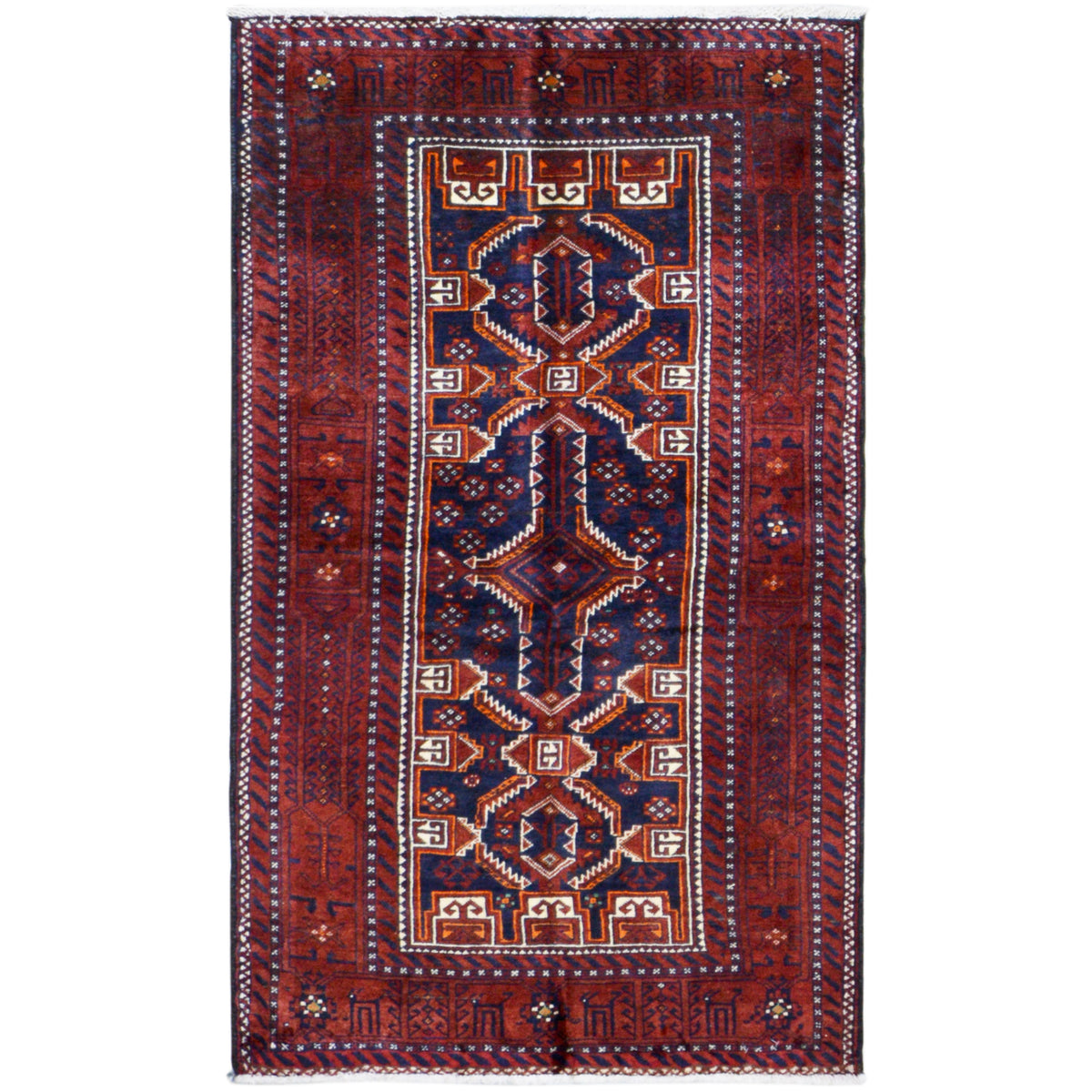 Tapis baloutche rectangulaire, rouge avec un motif géométrique bleu et une bordure périphérique.