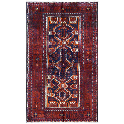 Tapis baloutche rectangulaire, rouge avec un motif géométrique bleu et une bordure périphérique.