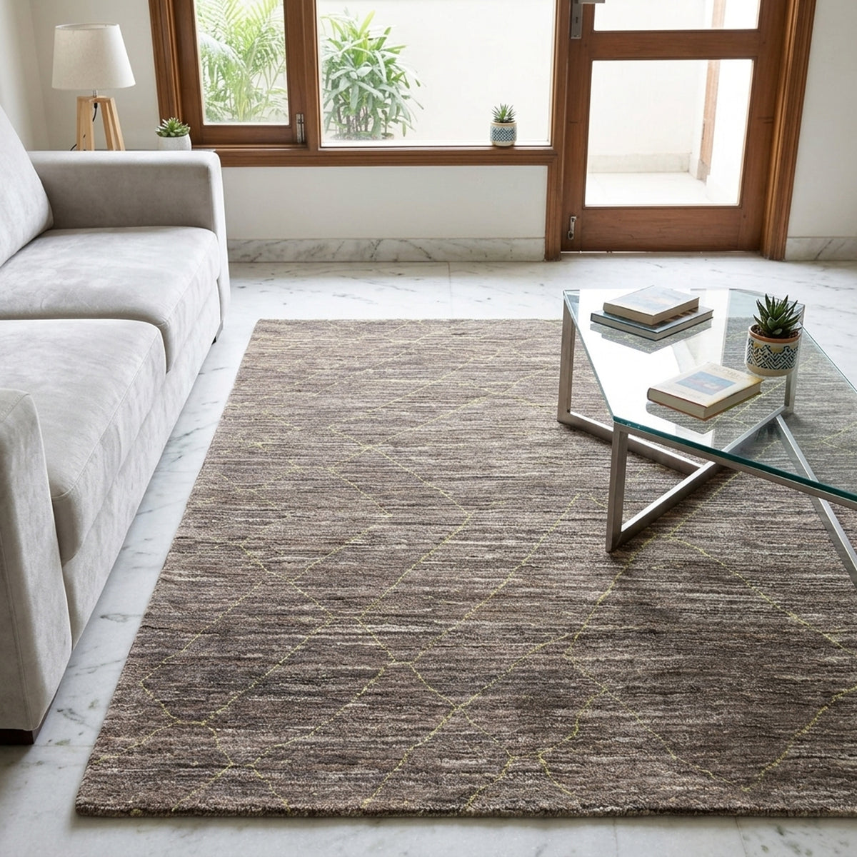 Gabbeh-Teppich im Wohnbereich: graubraunes Flachgewebe mit geometrischem Rautenmuster
