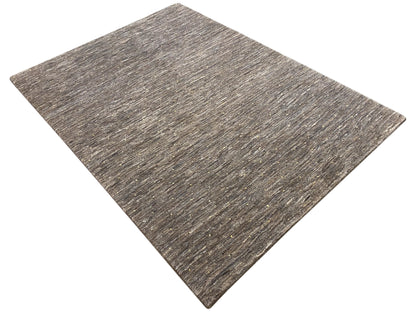Teppich-Detail: schräg ausgerichtete, melierte Kurzflorfläche in Grau und Beige.