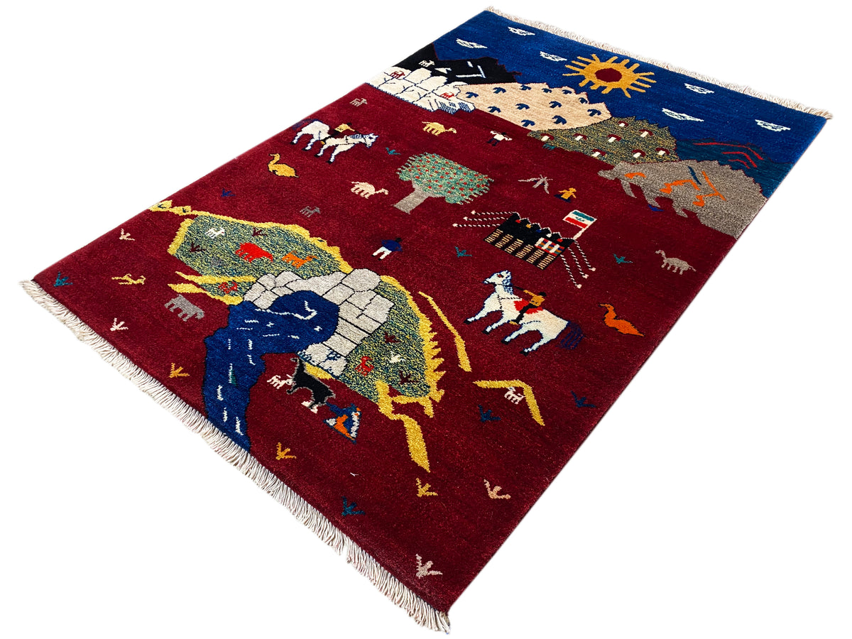 Tapis Gabbeh-Luri incliné, champ rouge avec des personnages, des chevaux et des bandes colorées, franges