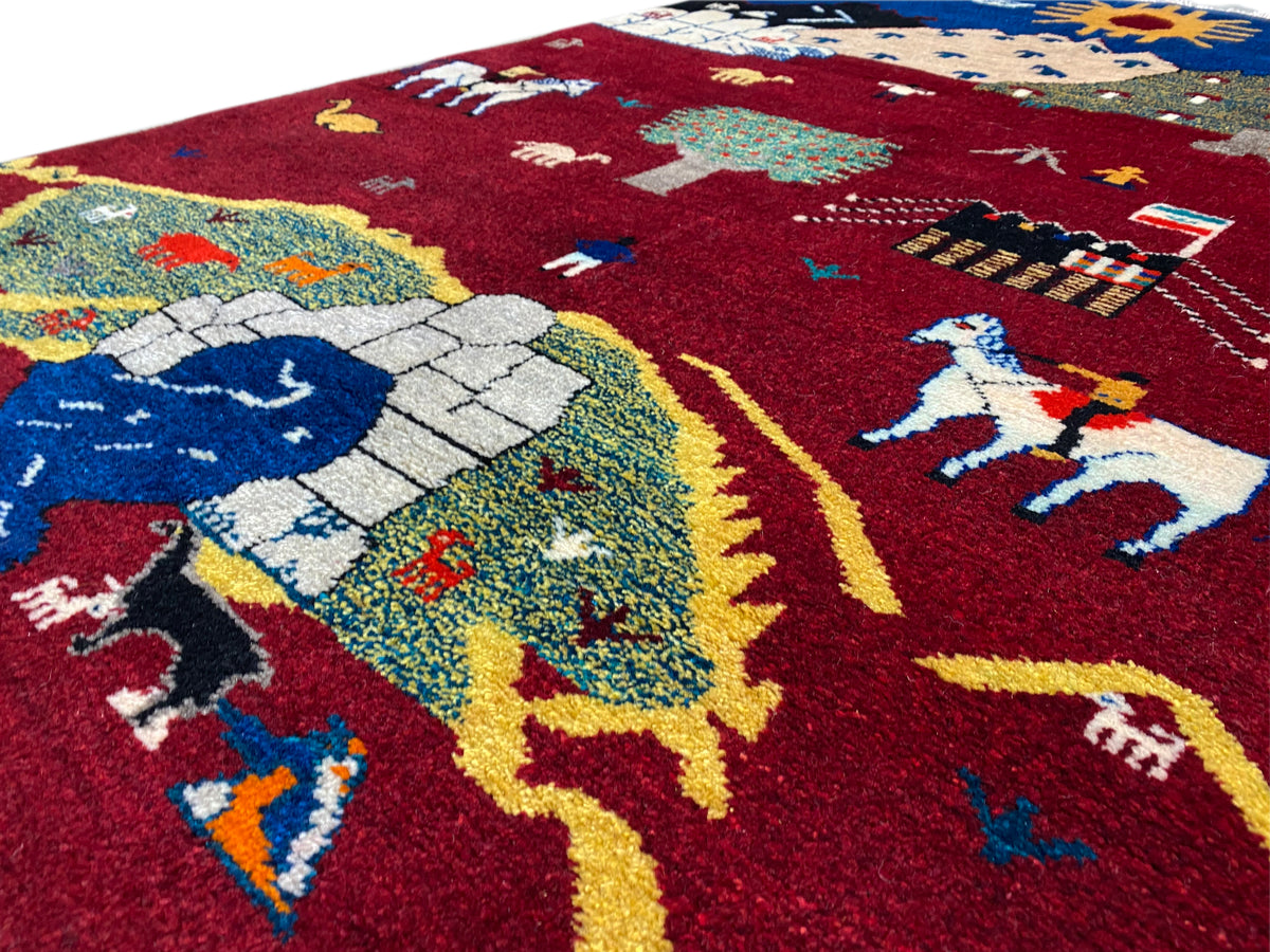 Détail d’un tapis Gabbeh-Luri : figures et animaux bleus dans le motif tissé rouge