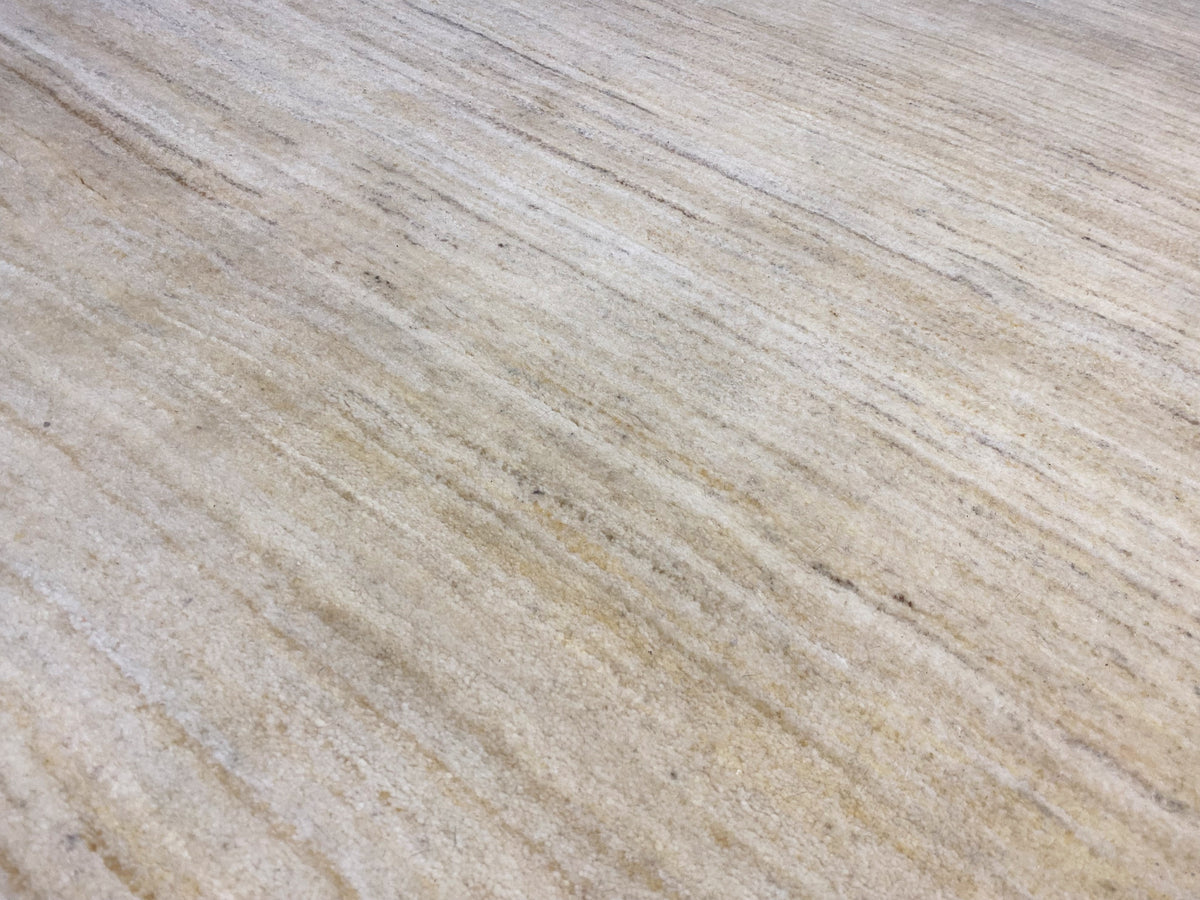 Gabbeh-Teppich Detailansicht: ruhige Linienstruktur in Creme- und Naturtönen