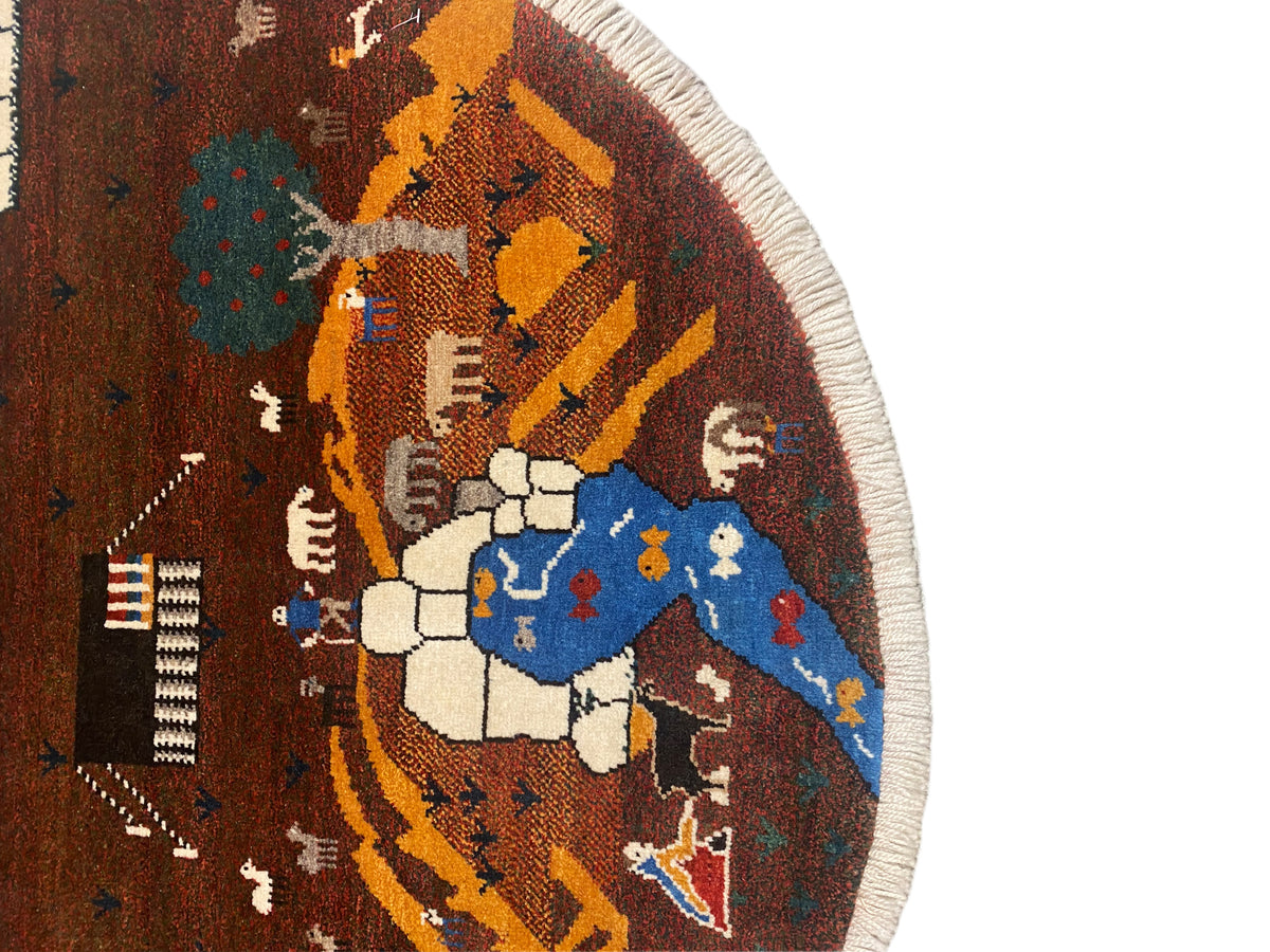 Runder Gabbeh-Teppich, Detail mit braun-blauer Szene und naturweißem Rand