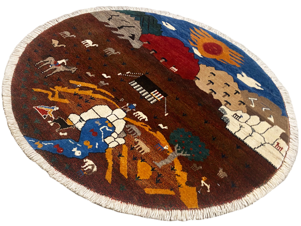 Runder Gabbeh-Teppich in Braun mit zentralem Figurenmotiv in Blau und Weiß
