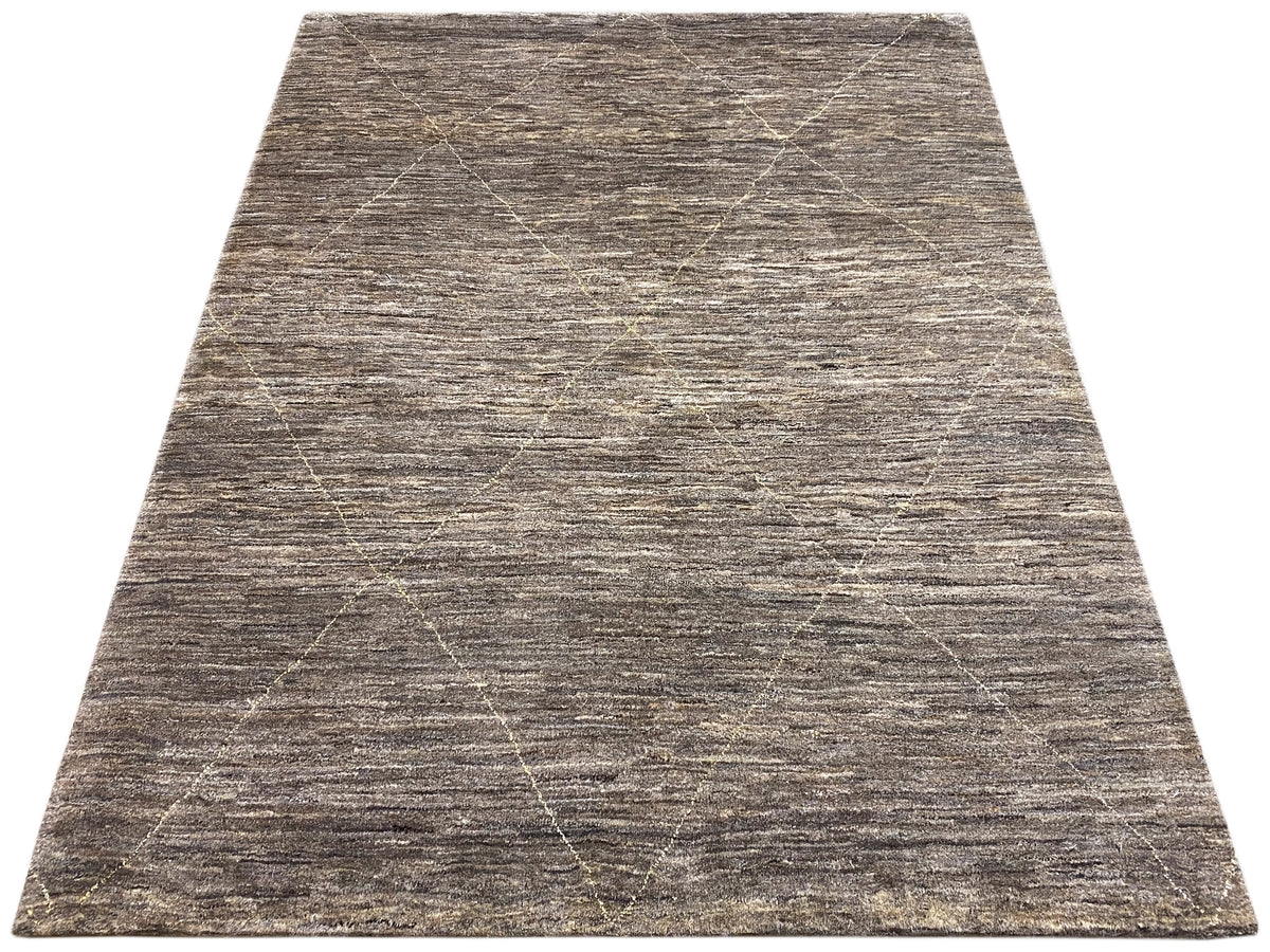 Teppich mit meliertem Grau-Beige Farbton und gleichmäßigem geometrischem Fadendekor in Linien.