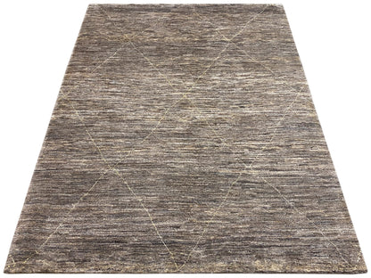 Teppich mit meliertem Grau-Beige Farbton und gleichmäßigem geometrischem Fadendekor in Linien.