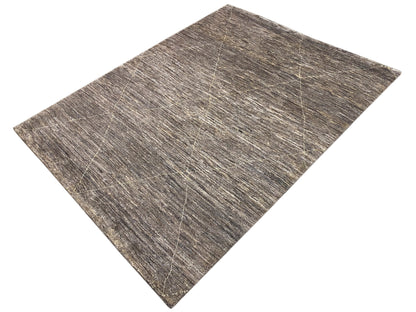 Teppich in Grau-Beige, diagonales Linienmuster auf melierter Oberfläche, Ecke im Bild.