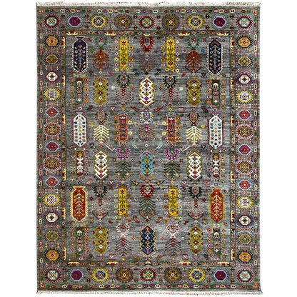 Teppich mit grauem Grund, bunten Ornamenten und Zierbordüre, rechteckig.