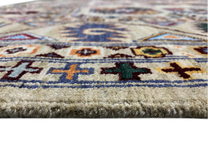 Indo-afghanischer Teppich Nahaufnahme: flauschiger Flor mit bunten, geometrischen Mustern