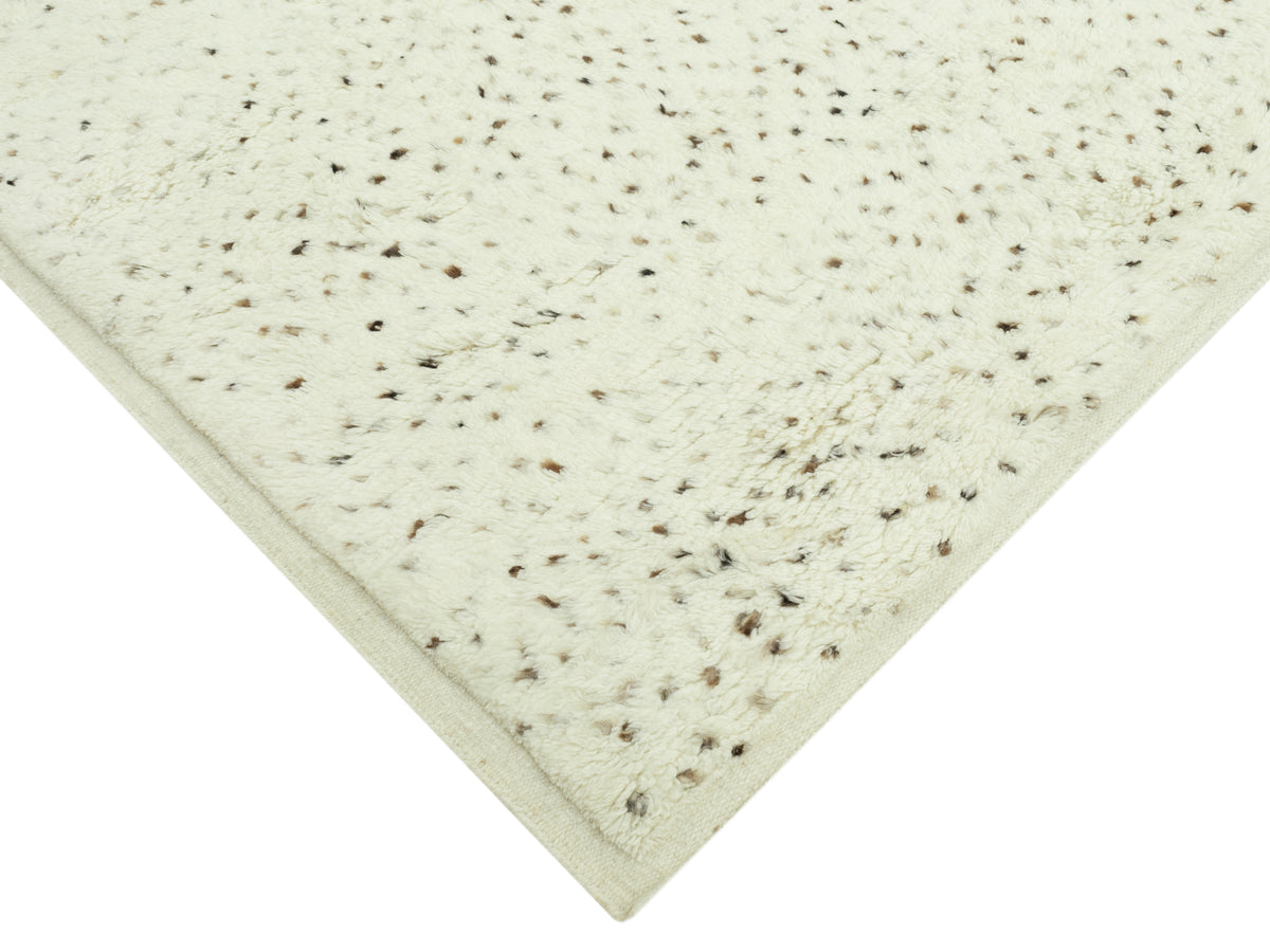 Eckdetail Teppich 300x250 cm: Creme mit dunklen Sprenkeln, flach und gleichmäßig