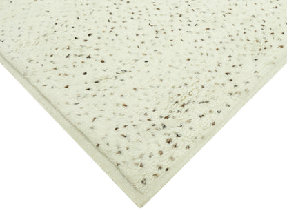 Eckdetail Teppich 300x250 cm: Creme mit dunklen Sprenkeln, flach und gleichmäßig