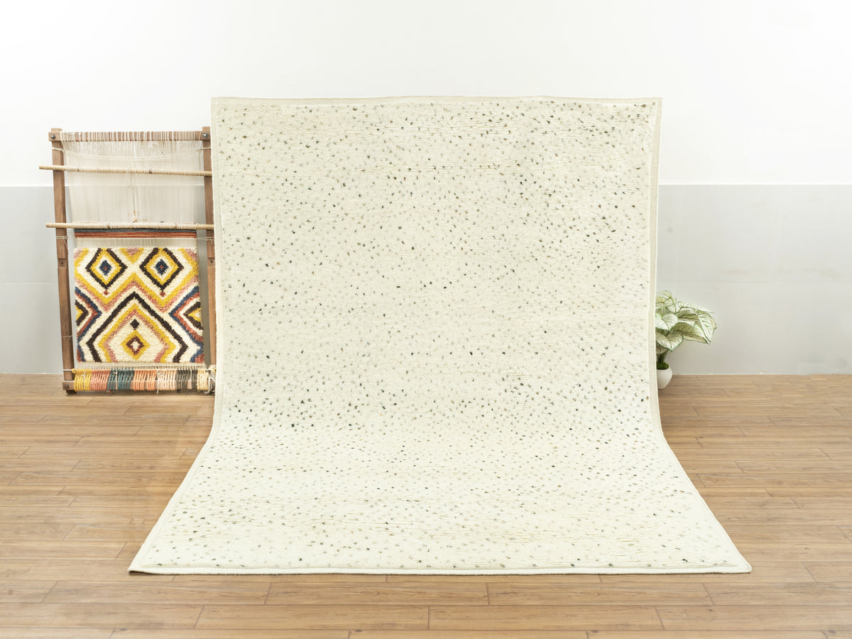 Teppich 300x250 cm in hellem Creme mit dunklen Punkten, gerade ausgelegt