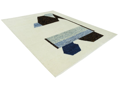 Teppich mit abstraktem Design aus schwarzen und blauen Elementen auf hellem Untergrund