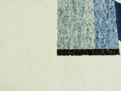 Nahaufnahme der Teppichkante mit blauem Musterstreifen und schwarzem Abschluss