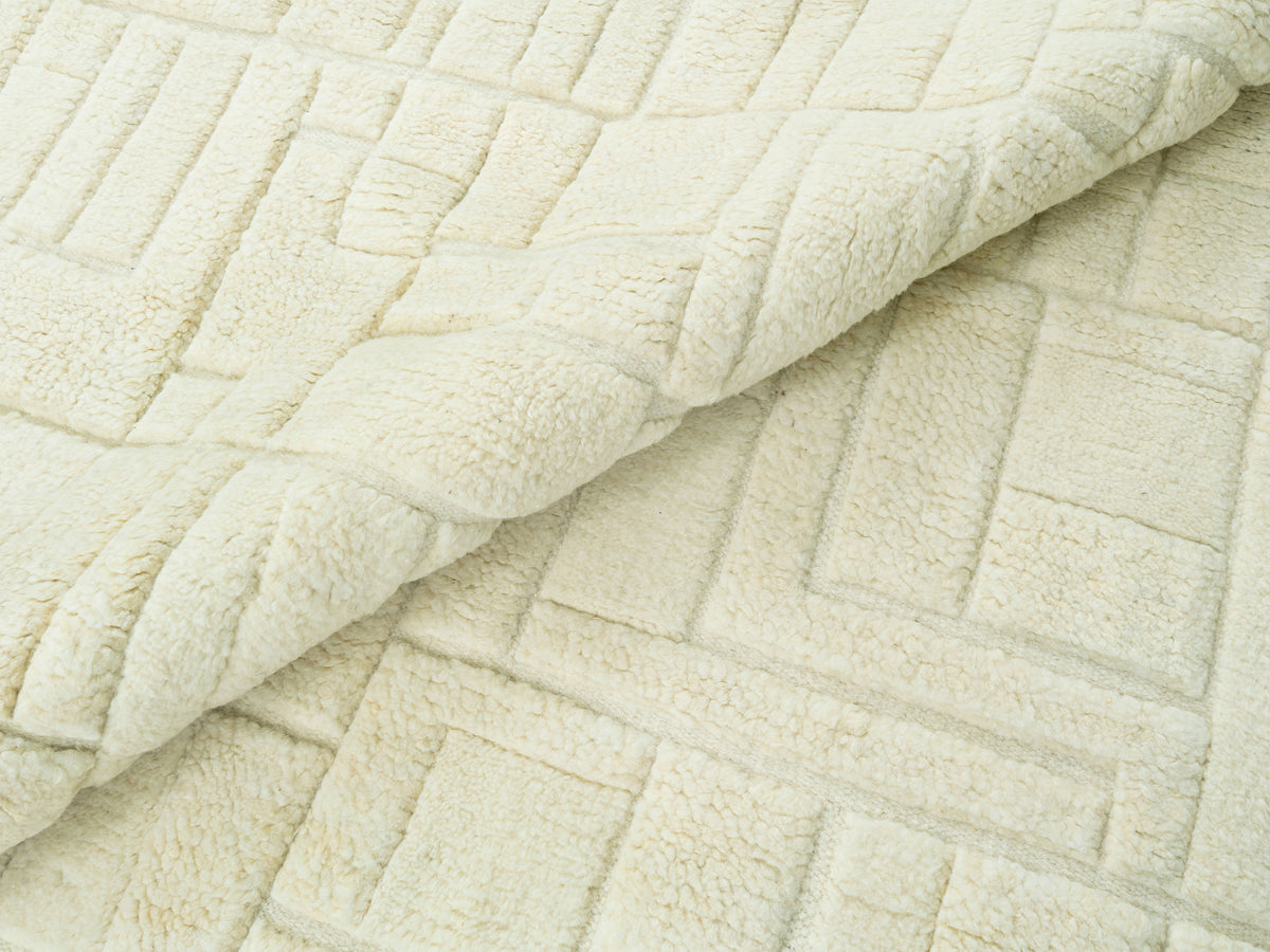 Teppich 300x250 cm creme: geknickte Kante mit Reliefgewebe und Ziegeltextur