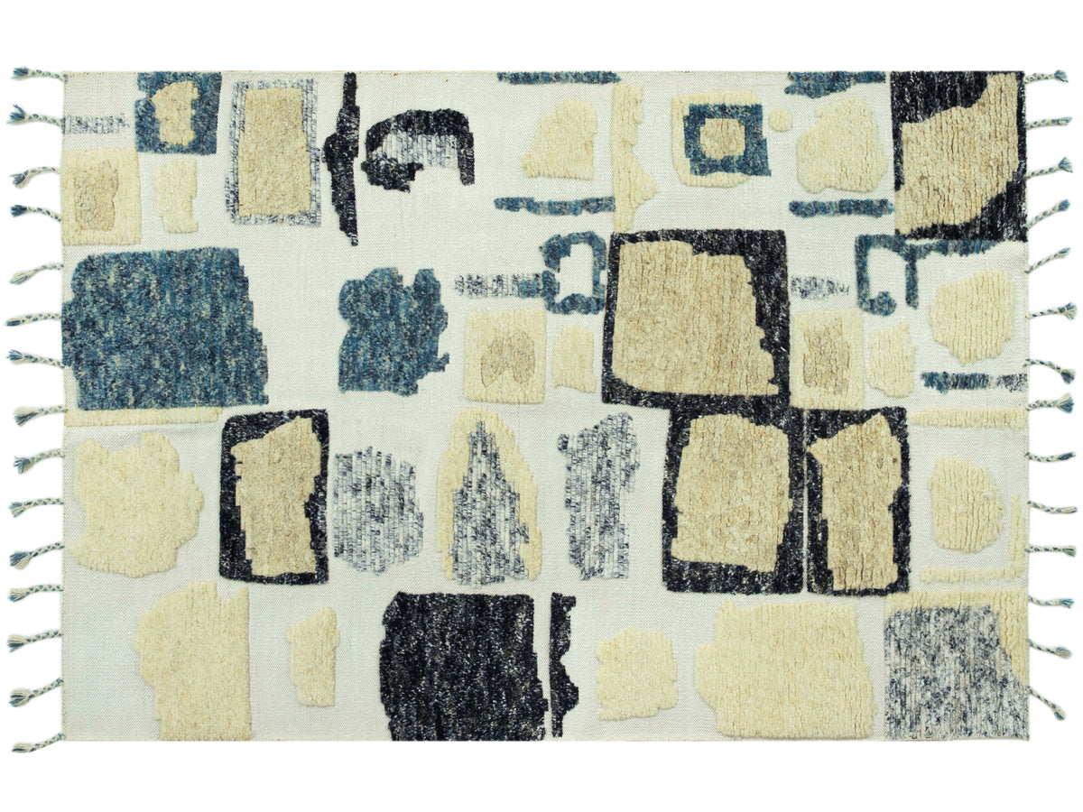Teppich 240x170 cm mit Patchwork-Quadern: cremefarbener Grund, blau-schwarze Akzente, Fransen