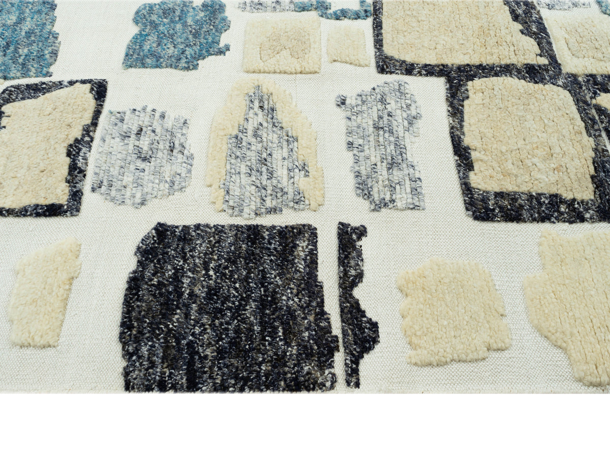 Teppich 240x170 cm Detail: strukturierte Webflächen in Schwarz, Creme und Blau, mit Fransen