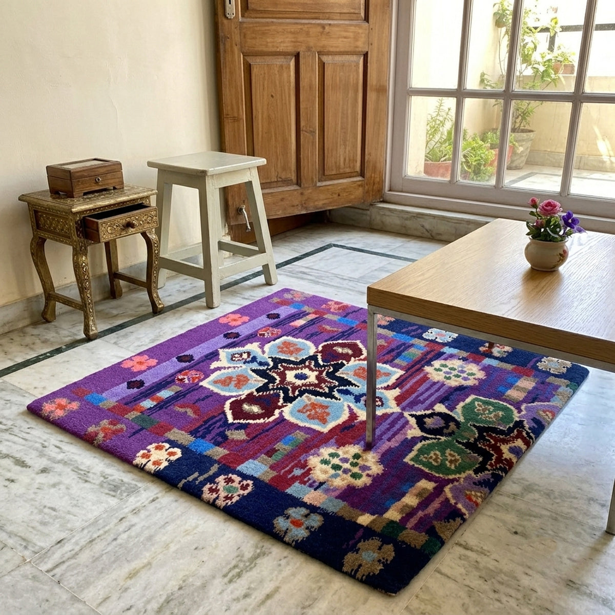 Tapis design 77x62 cm avec motif violet et ornements multicolores