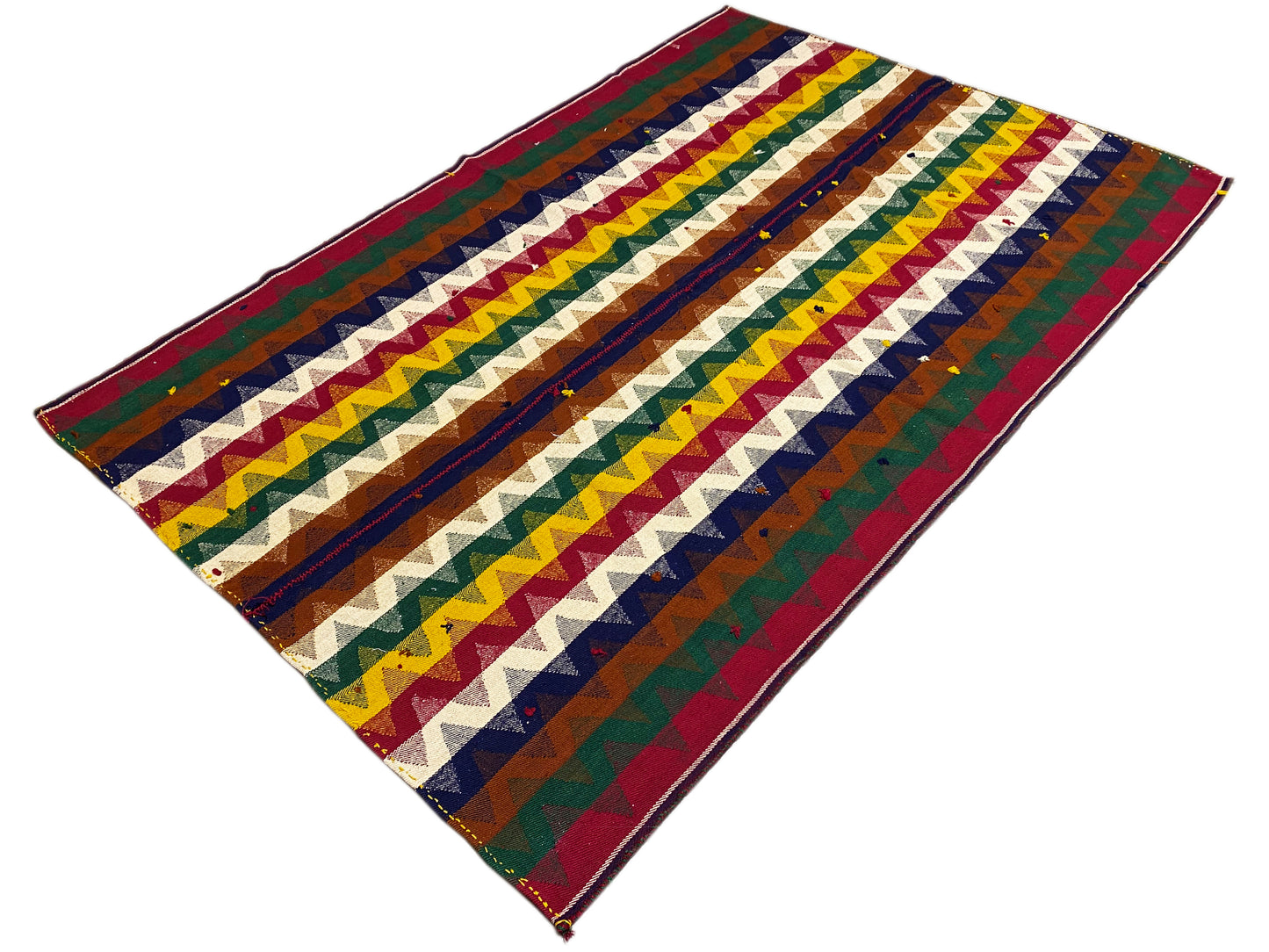 Wohnzimmer lebendiger Jajim Teppich handgewebt mit Zickzack in mehreren Farben
