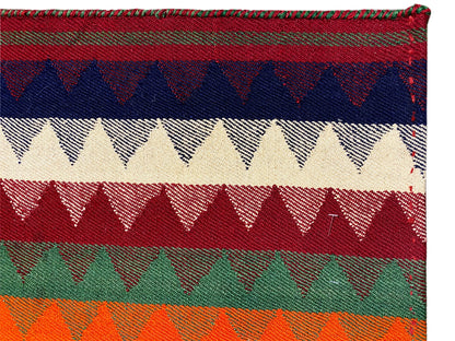 Salon dekorativer Jajim Wollteppich in kräftigen Streifenfarben