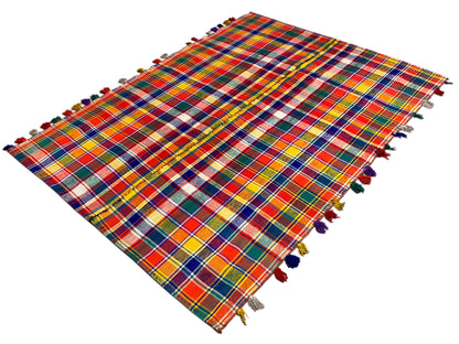 Schlafzimmer hochwertiger Jajim Teppich in kräftigen Karo-Farben