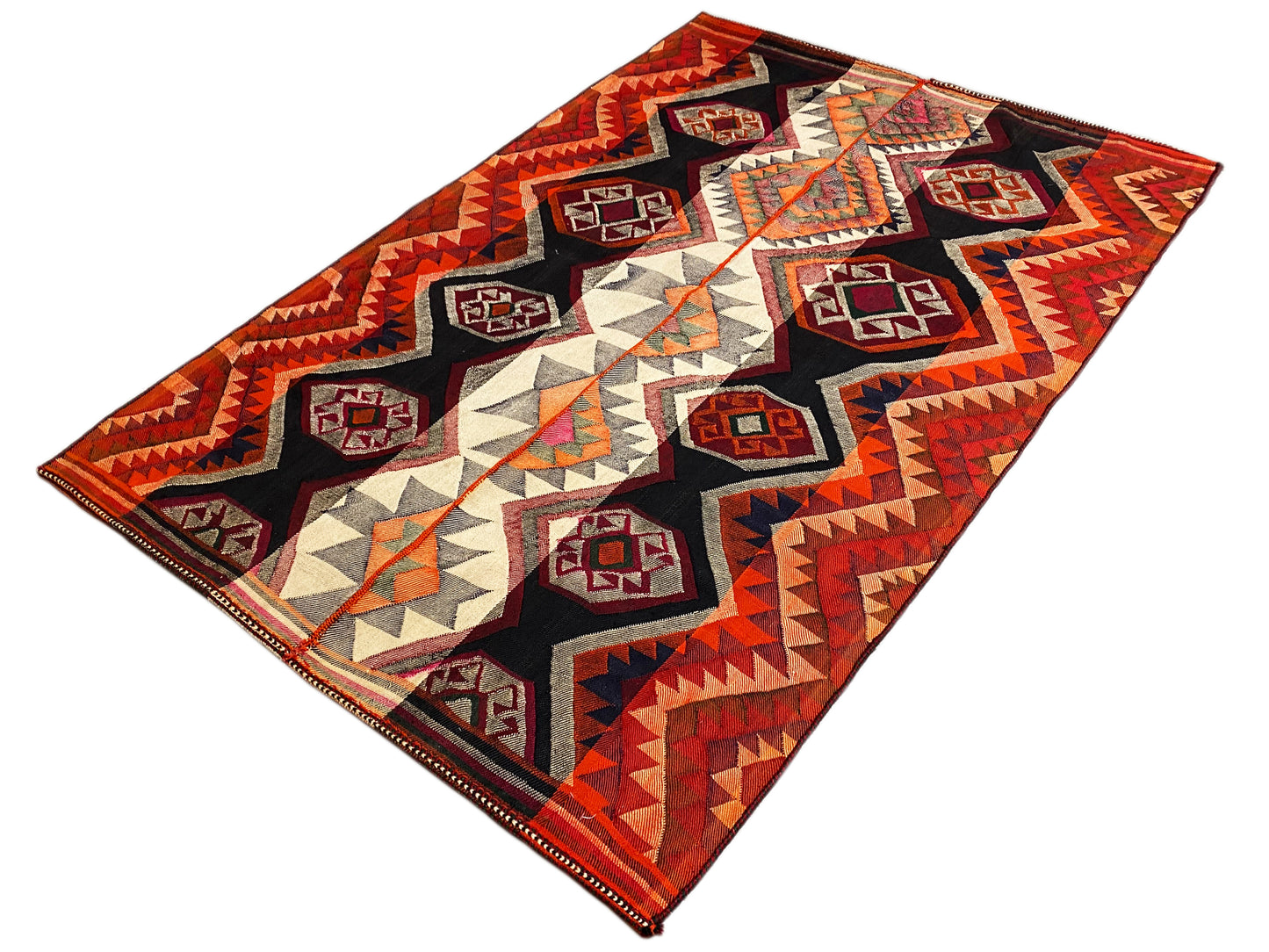 Schlafzimmer Jajim Teppich bunt handgewebt mit auffälligen geometrischen Elementen