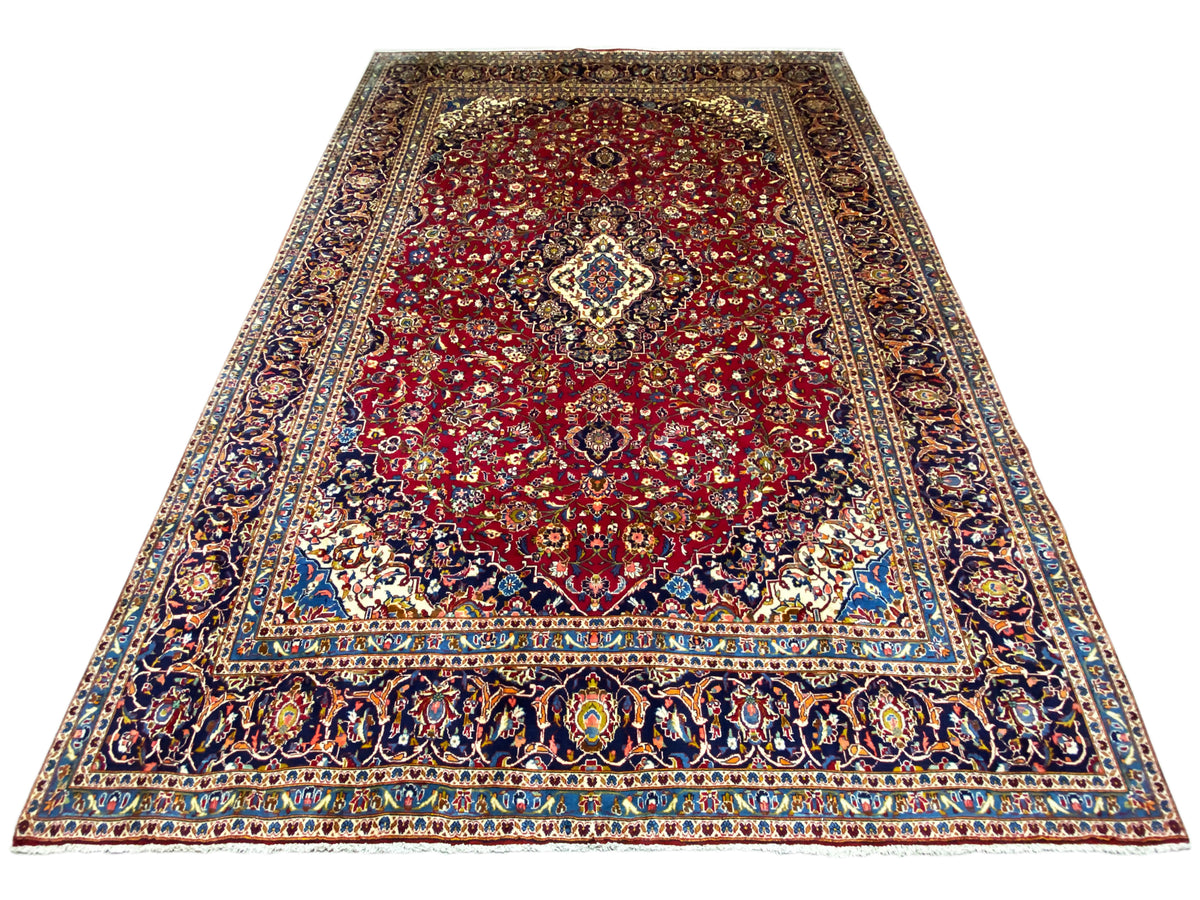 Rechteckiger Orientteppich mit rotem Grund, blauem Rand und Mittelmedaillon