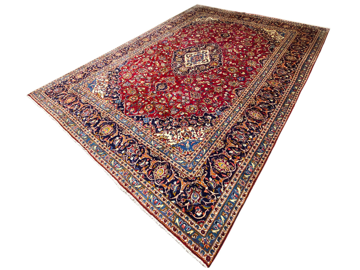 Roter Orientteppich mit blauem Rand, Mittelmedaillon und dekorativer Kantenbordüre