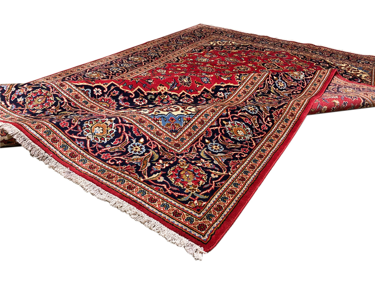Orientteppich-Ecke mit rotem Muster, Bordüren, mittiger Rosette und hellen Fransen