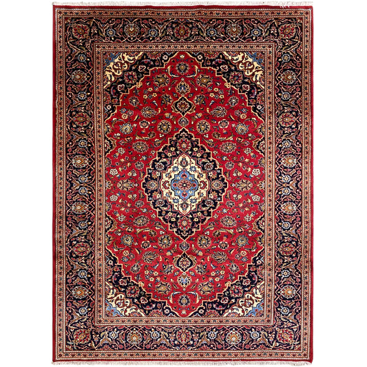Rot gemusterter Orientteppich mit blauem Medaillon und dunklem Ornamentrand, rechteckig