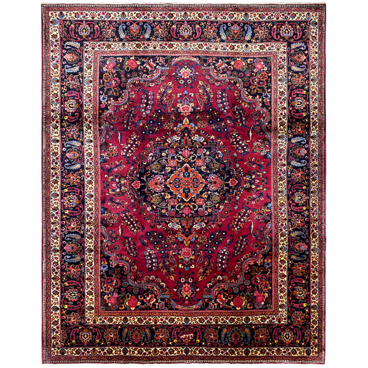 Khorasan-Teppich in Dunkelrot mit zentralem Medaillon, Rahmenbordüren und Ornamenten