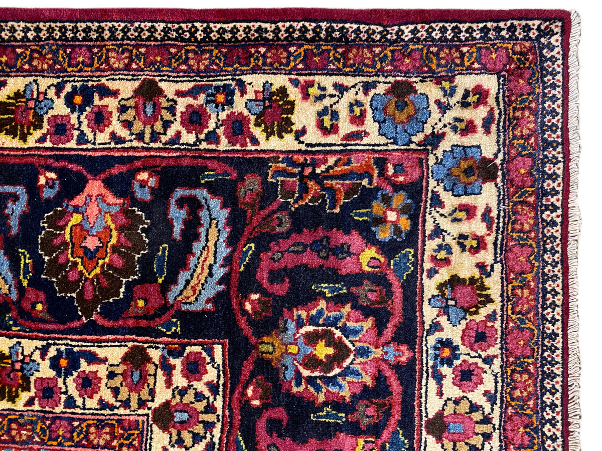 Teppich mit detailliertem Ornamentmuster in Dunkelrot, Blau und Beige