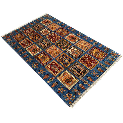 Khorjin Teppich - Blaues Feld mit geometrischen Mustern, 168x106 cm - German Carpet Shop