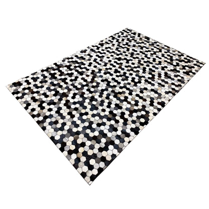 Hexagonaler Kalbsleder Teppich 243x156 cm - German Carpet Shop