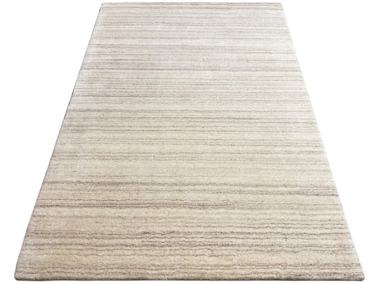 Rechteckiger Gabbeh-Loom-Teppich mit horizontalem Streifenmuster in hellbeige und grau