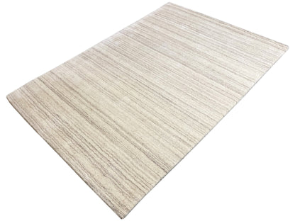 Gabbeh-Loom-Teppich, diagonale Ansicht, hellbeige mit schmalen grauen Streifen